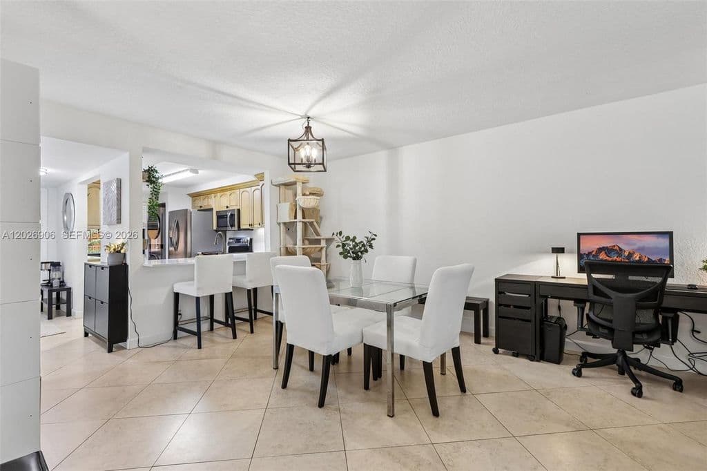 2-bedroom Condo — 400 Commodore Dr APT 206