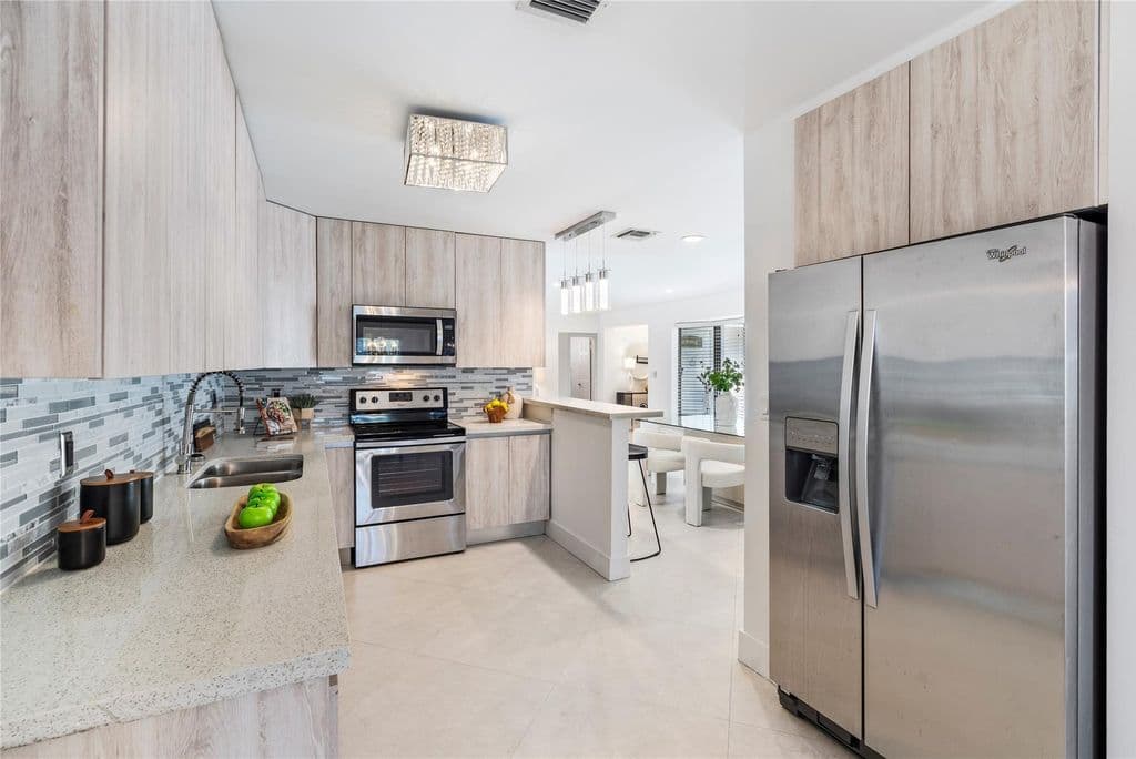 5+1 Müstakil ev — 2280 NE 62nd Street