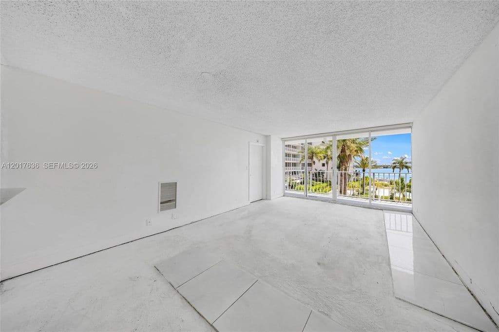 2+1 Condo — 7601 E Treasure Dr APT 609
