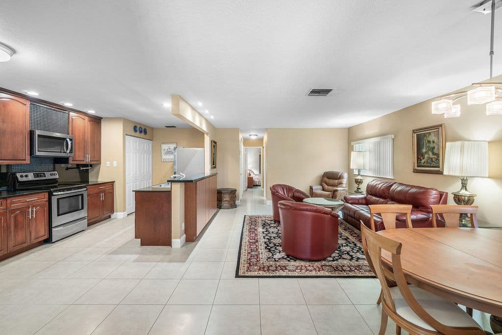 2+1 Müstakil ev — 14595 LUCY Drive