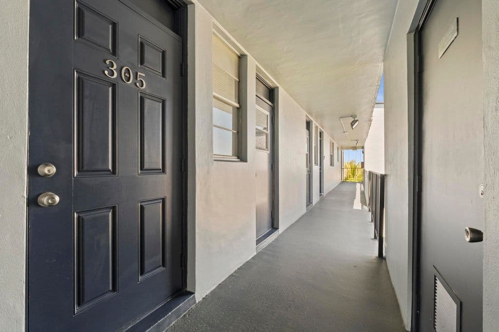 2+1 Condo — 5275 NW 10th Court #305