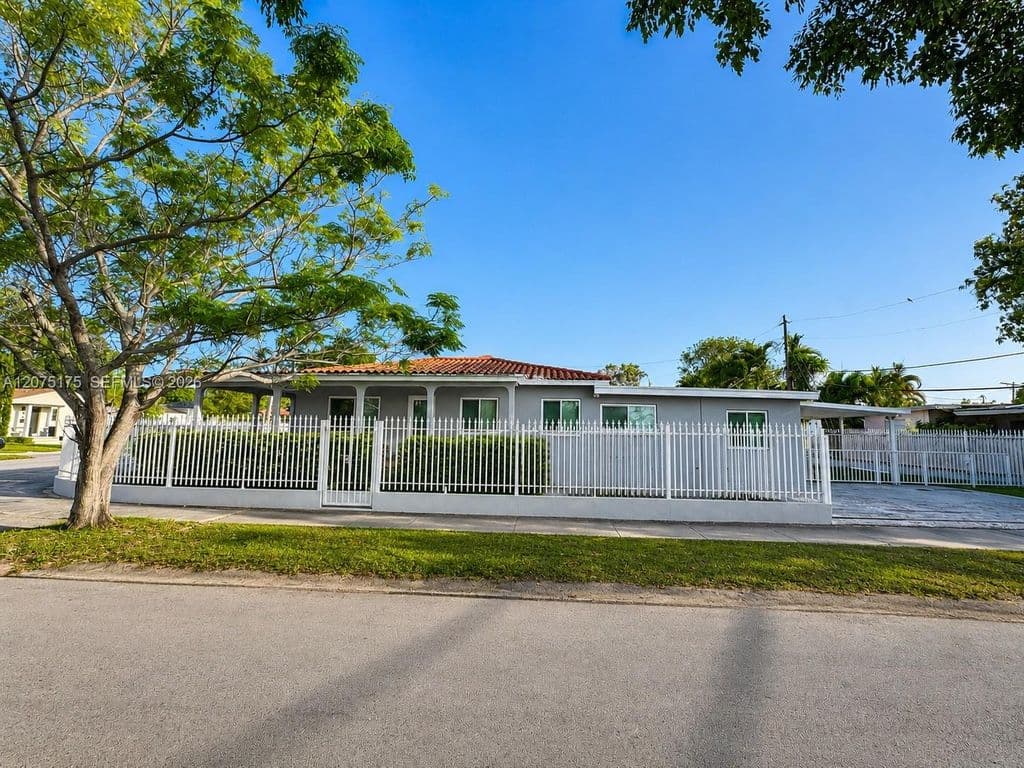 4+1 Müstakil ev — 100 SW 51st Ct