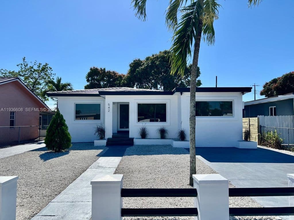 5+1 Müstakil ev — 542 E 20th St