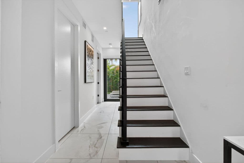 3-bedroom Property — 1044 N VICTORIA PARK Road
