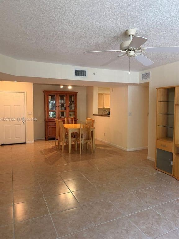 2-bedroom Condo — 619 E Sheridan St APT 105
