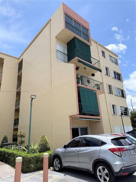 3-bedroom Condo — 1975 W 44th Pl #401