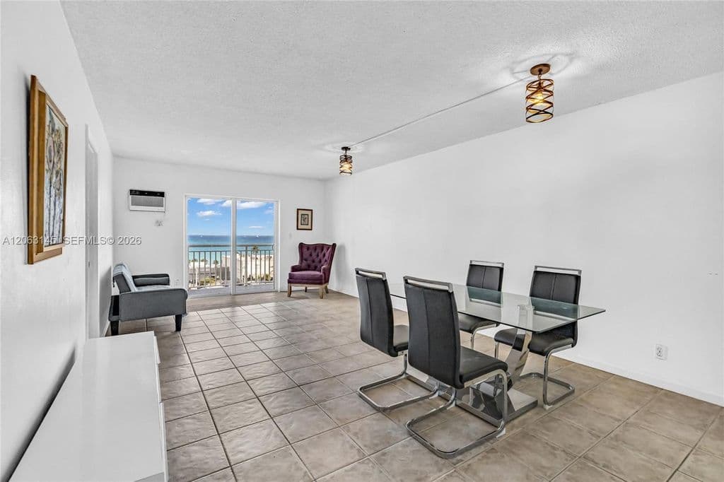 2-bedroom Condo — 200 S Birch Rd APT 1015