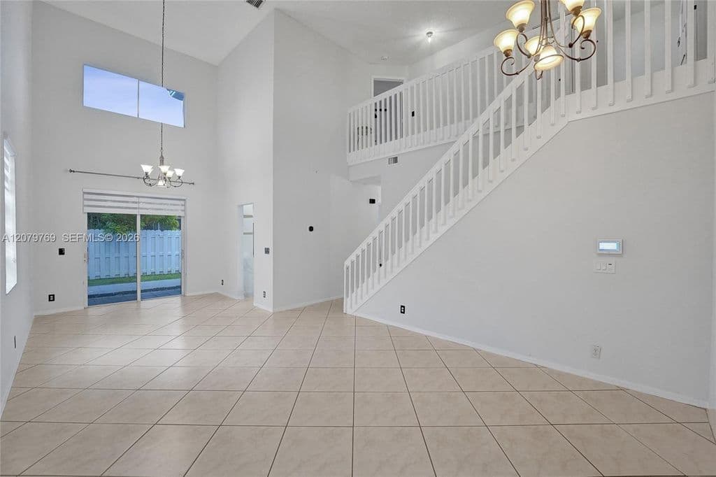 4+1 Müstakil ev — 16227 NW 19th St