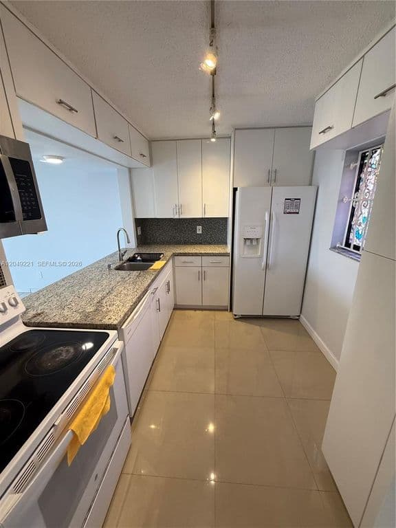2+1 Condo — 8625 NW 8th St APT 420