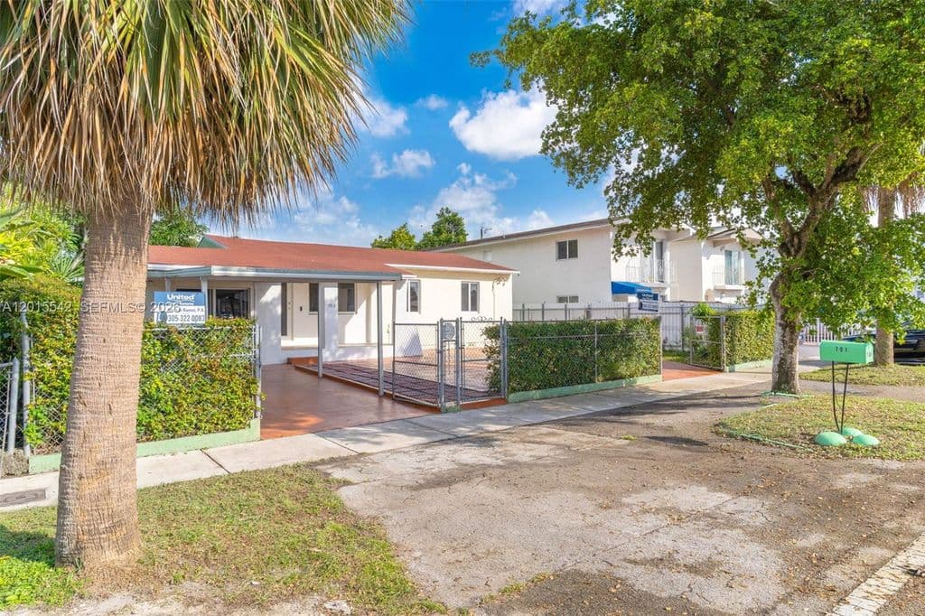 5+1 Müstakil ev — 701 Tamiami Canal Rd