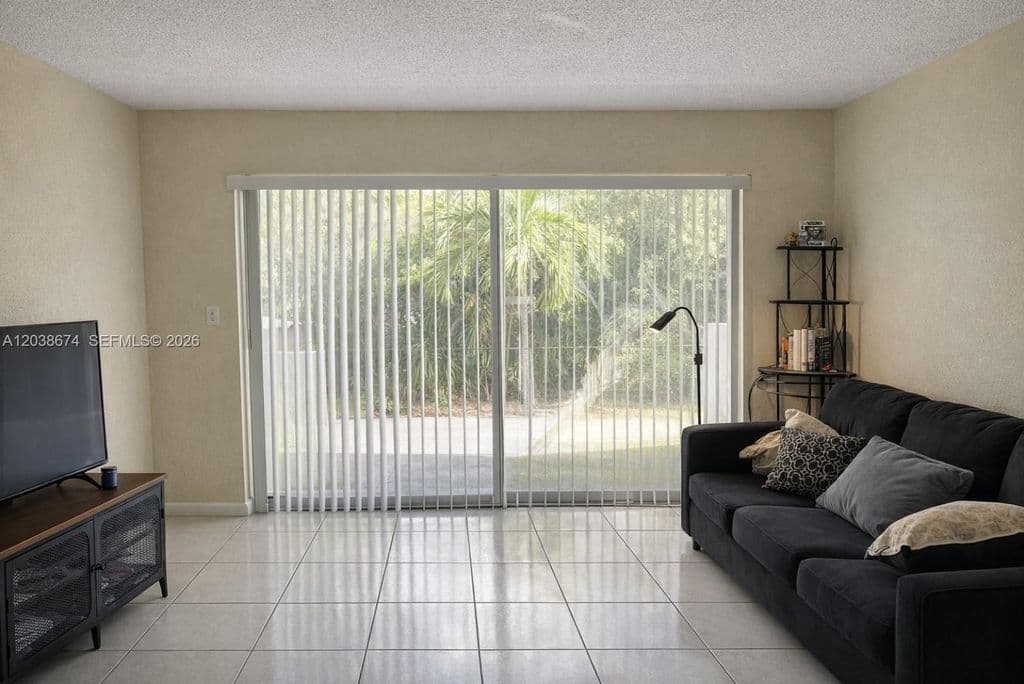 1-bedroom Condo — 1090 NE 129th St APT 205