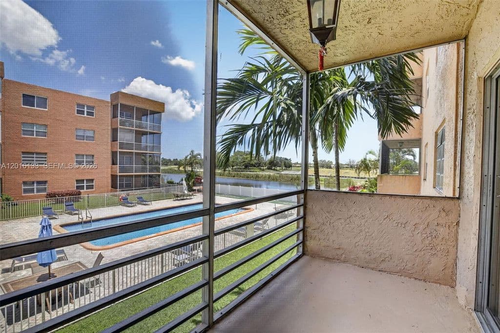 2-bedroom Condo — 3048 Sunrise Lakes Dr #220