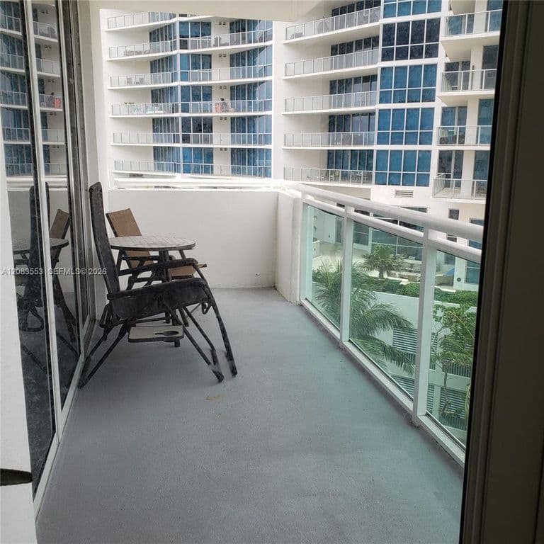 2+1 Condo — 3001 S Ocean Dr APT 527