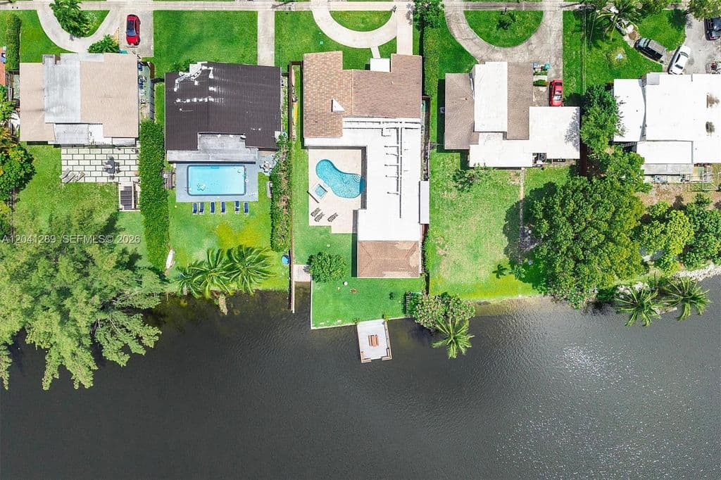 5+1 Müstakil ev — 2531 NE 195th St