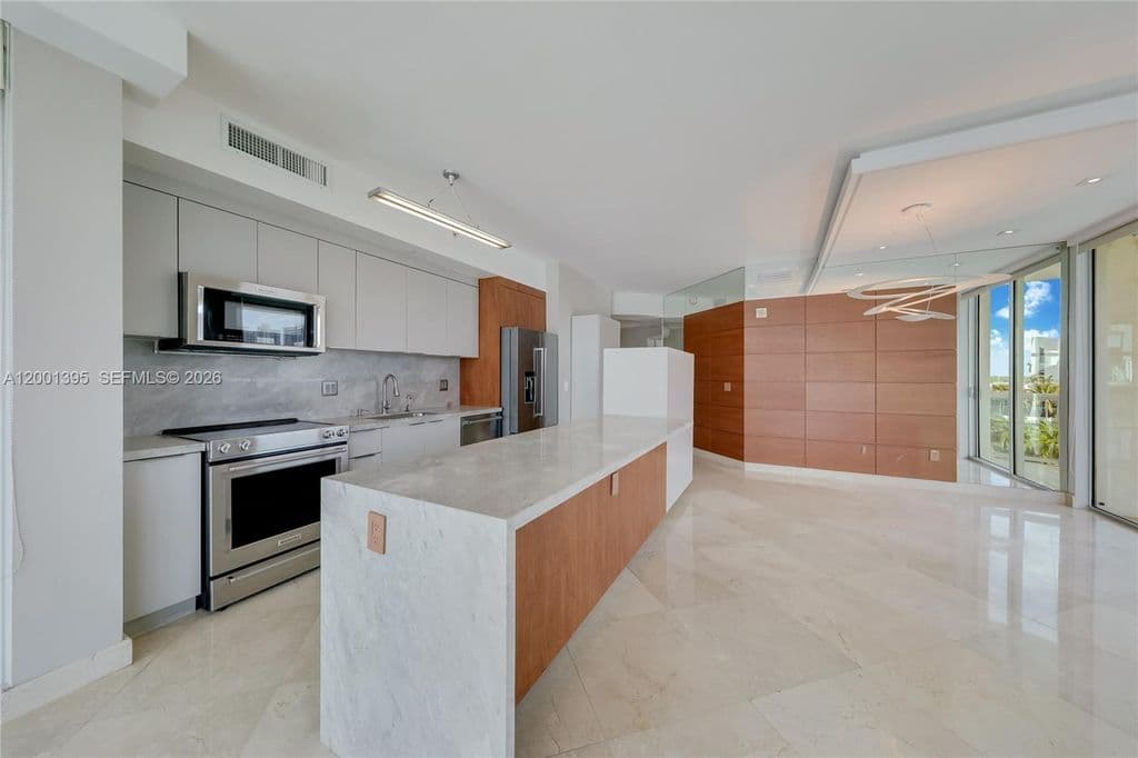 3-bedroom Condo — 3131 188th St APT 1808