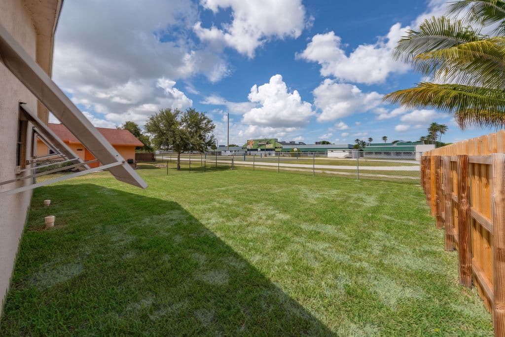 4-bedroom Property — 3411 NE 5 Avenue NE #1-2