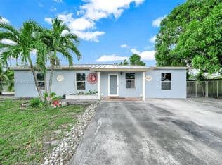 4+1 Müstakil ev — 4020 E 10th Ave, Hialeah, 33013