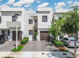 3-bedroom Townhouse — 519 SW 91st Pl, Miami, 33174