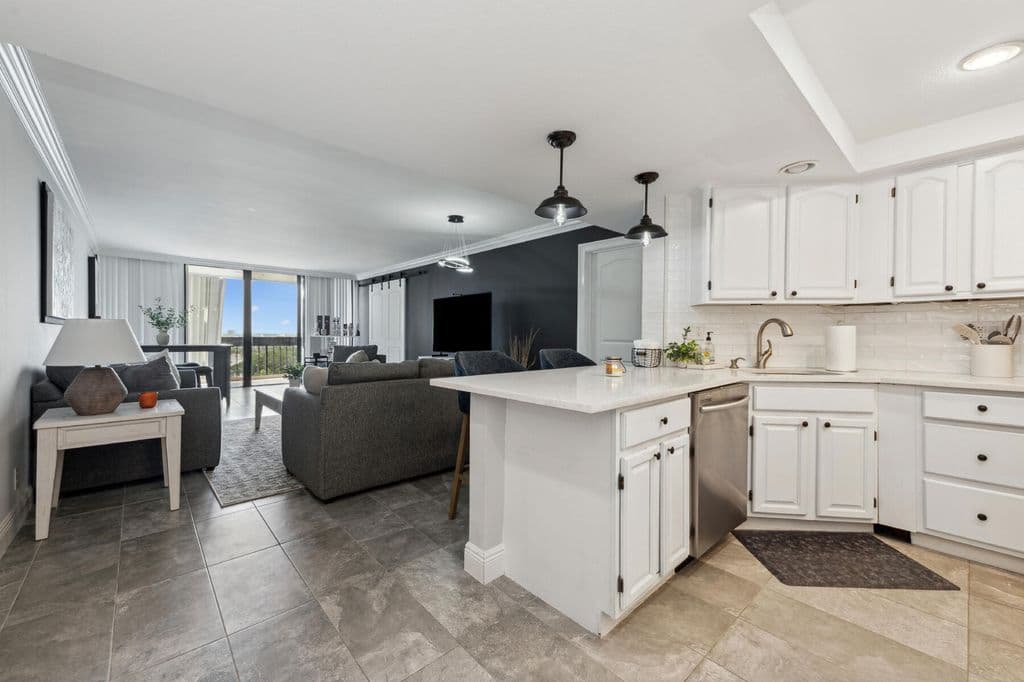 2-bedroom Condo — 2400 Presidential Way #1006
