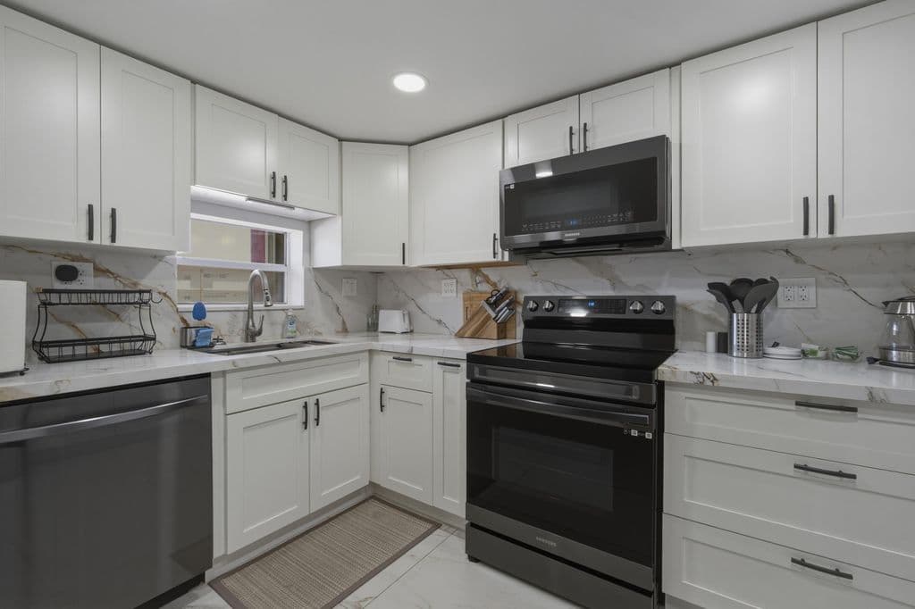 1+1 Condo — 9823 S Hollybrook Lake Drive #206