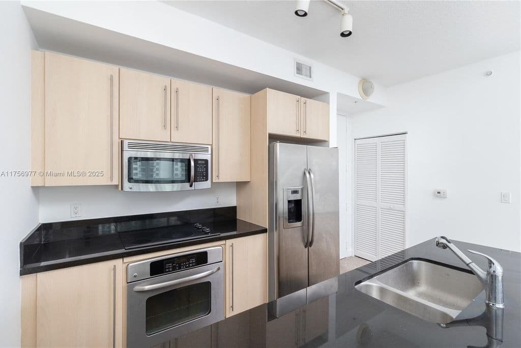 2-bedroom Condo — 1111 SW 1st Ave APT 2423