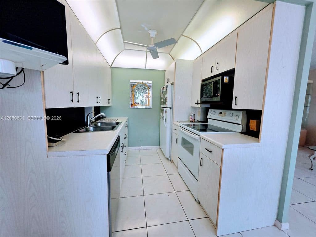 2+1 Condo — 3076 Exeter E #3076