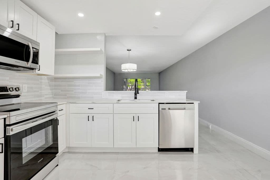 2+1 Condo — 2202 LUCAYA Bend #G2