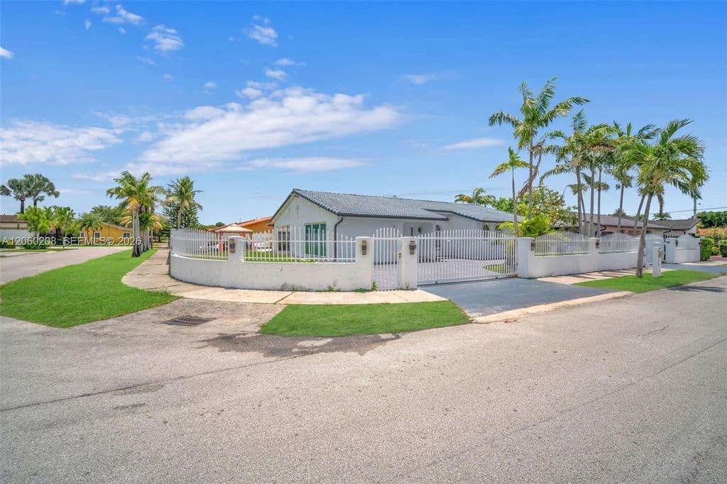 5+1 Müstakil ev — 3125 SW 108th Ave