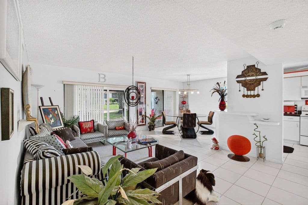 3-bedroom Condo — 10247 N Circle Lake Drive #102