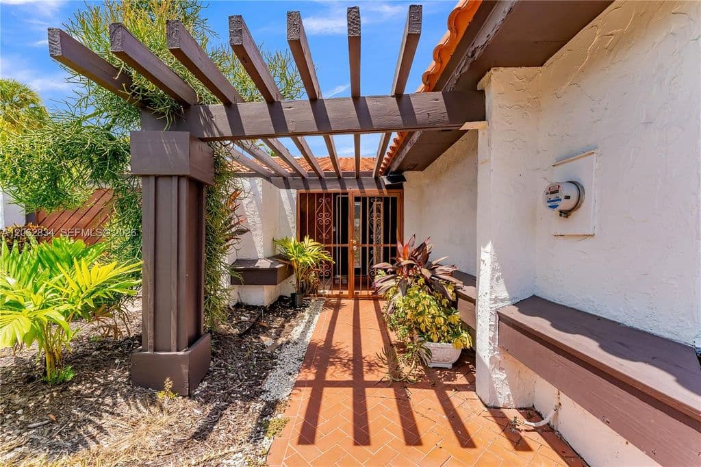 3+1 Mülk — 522 NE 195th St