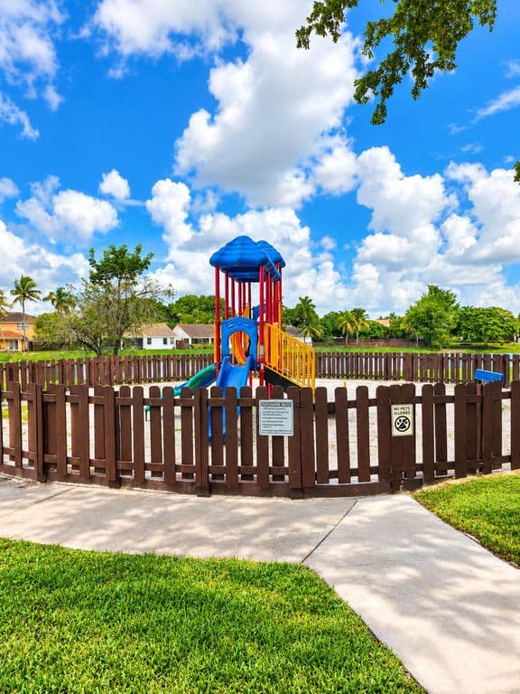4+1 Müstakil ev — 14971 SW 46TH Terrace