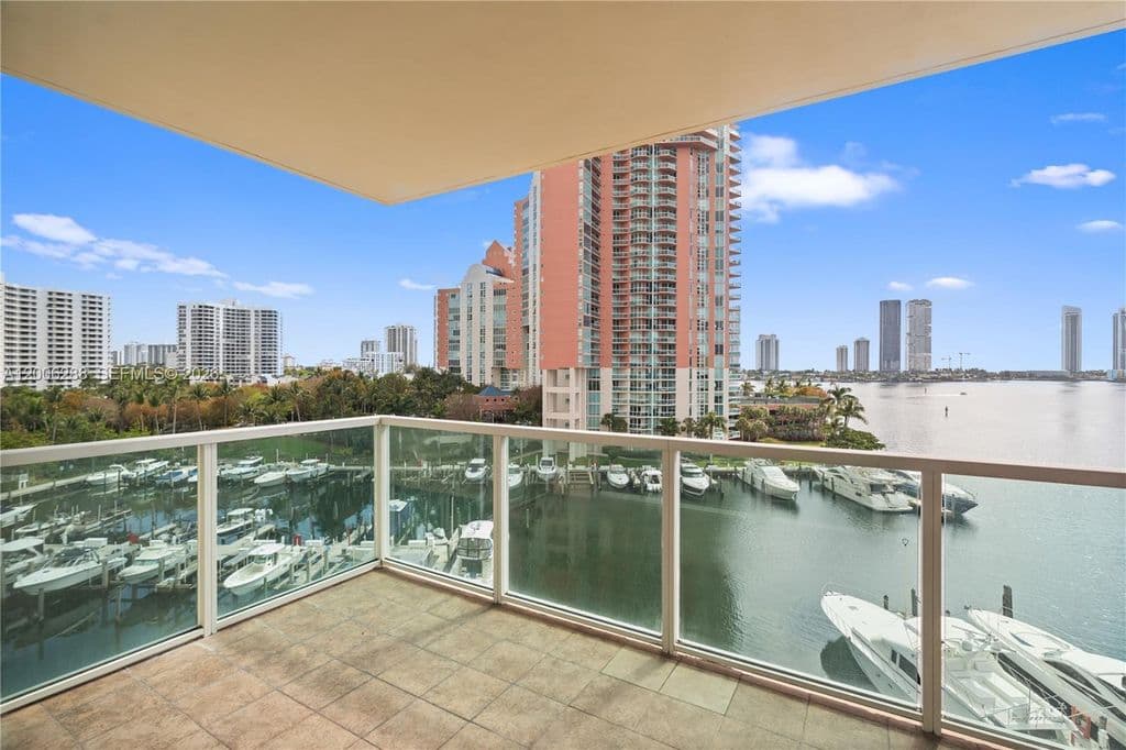 3+1 Condo — 3330 NE 190th St APT 712