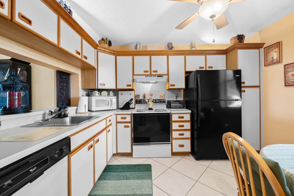 2-bedroom Condo — 2768 CARAMBOLA Circle S #101