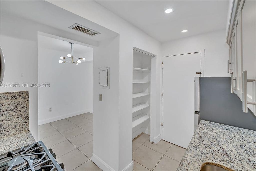 2+1 Condo — 1205 Mariposa Ave APT 307