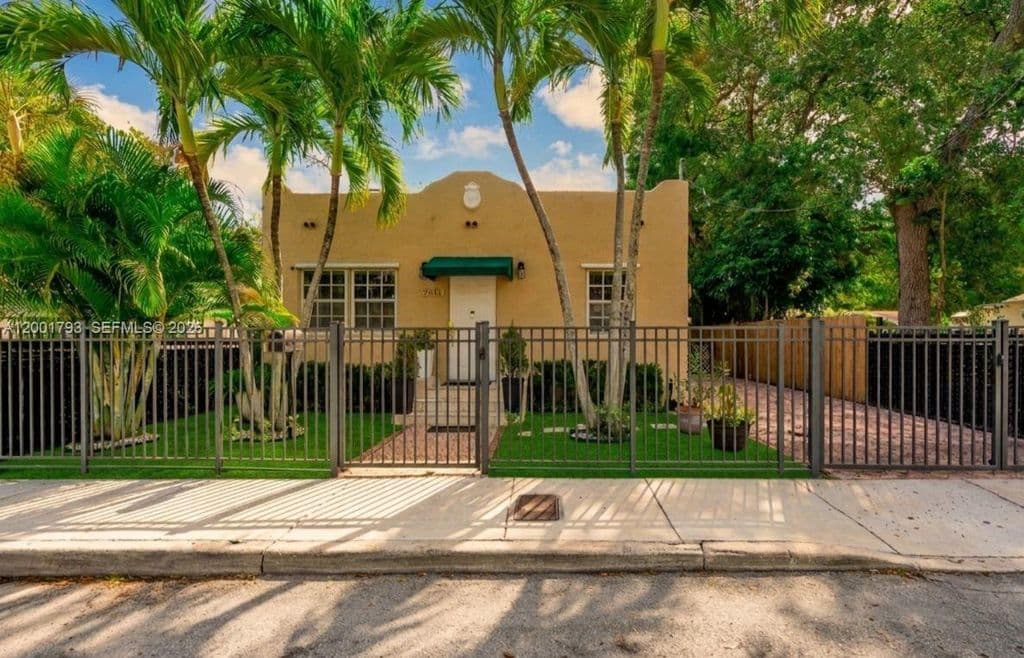 3+1 Müstakil ev — 7611 NW 3rd Ave