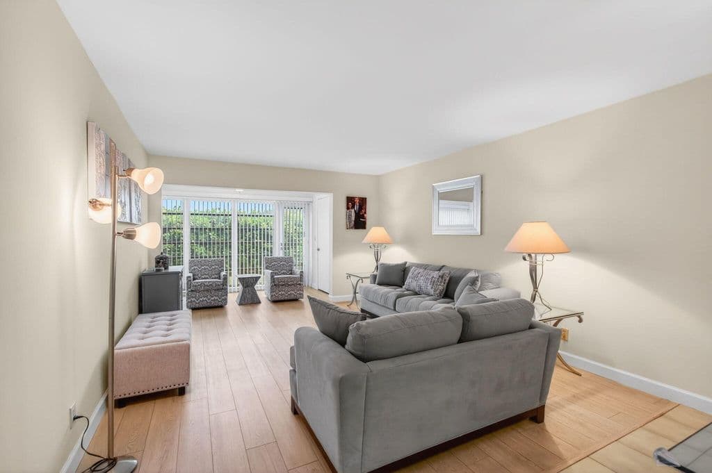 2-bedroom Condo — 13682 Via Flora #A