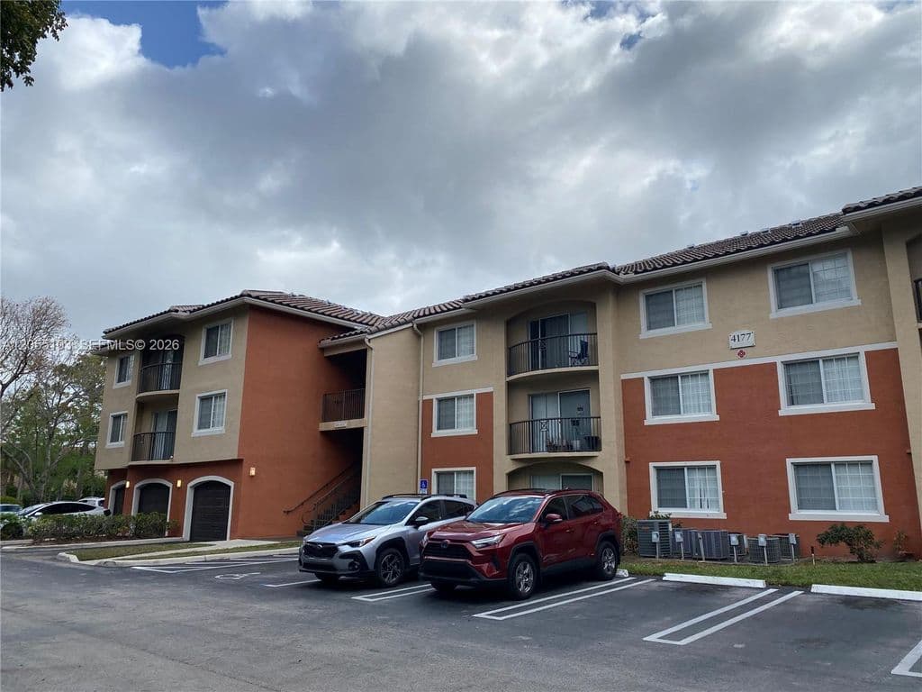 2-bedroom Condo — 4177 N Haverhill Rd APT 808