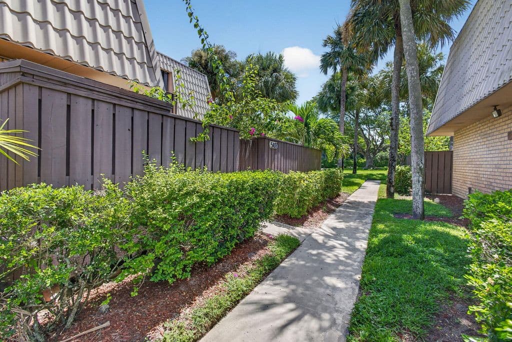 2-bedroom Property — 5107 51ST Way