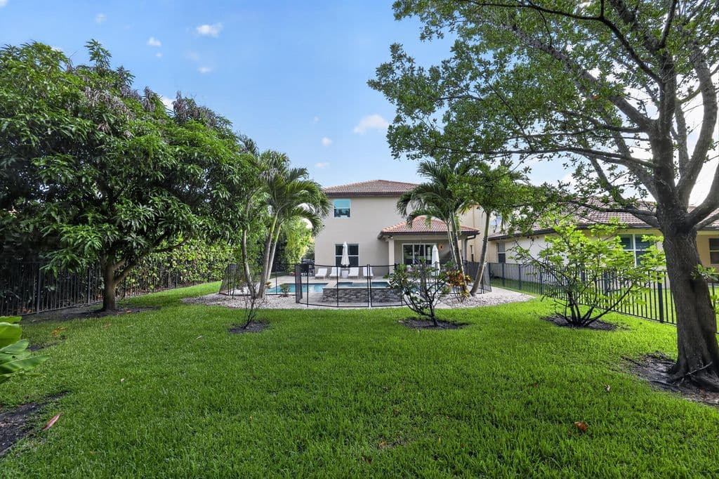 5-bedroom Single-Family Home — 7050 Limestone Cay Road