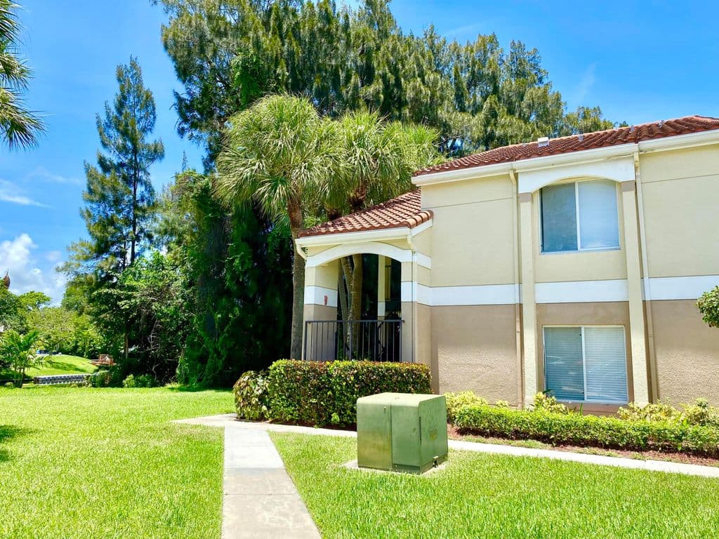 2+1 Condo — 815 W Boynton Beach Boulevard #16-201