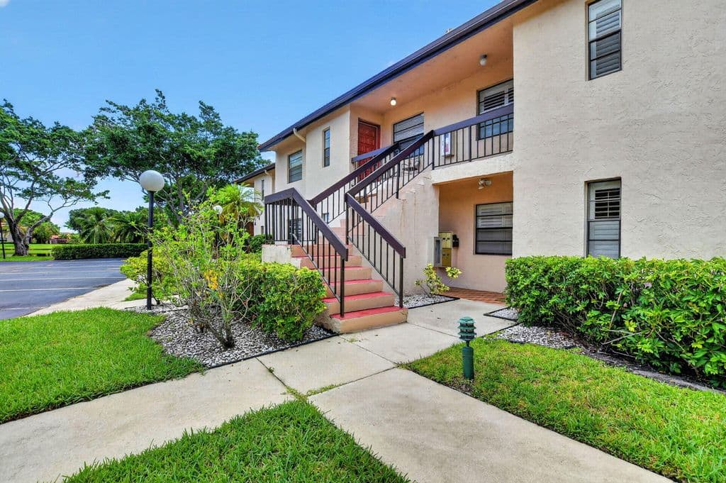 2-bedroom Condo — 9287 VISTA DEL LAGO #13 D