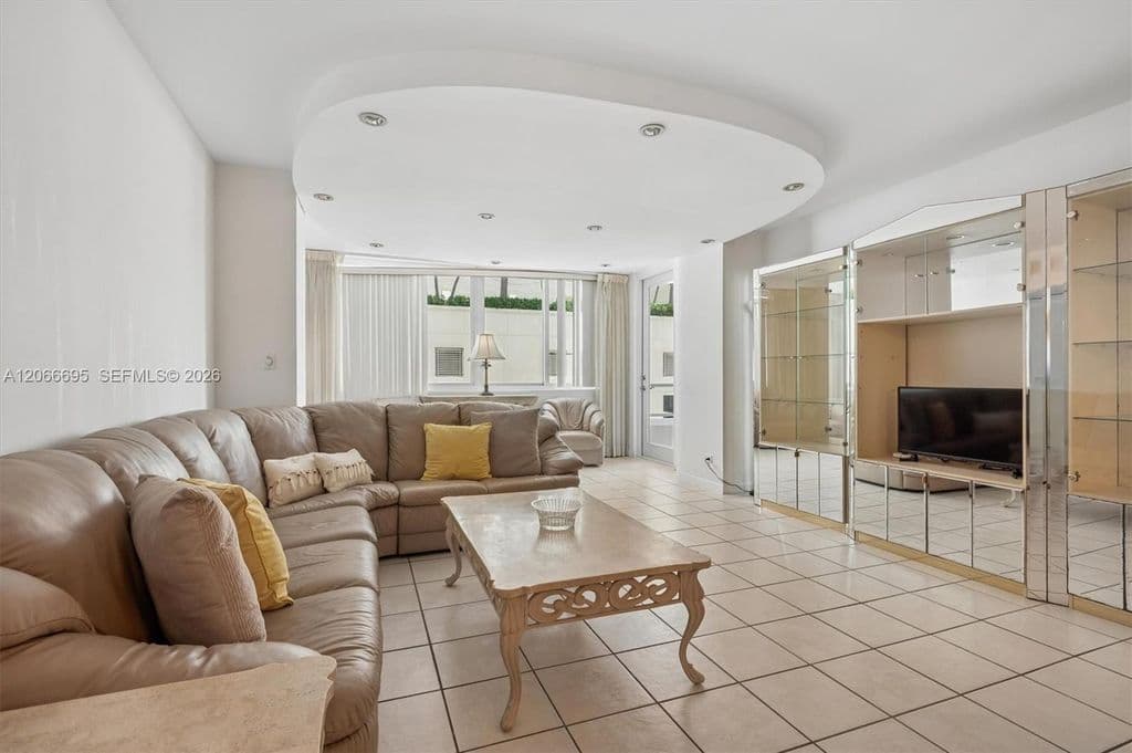 2-bedroom Property — 5005 Collins Ave APT 424