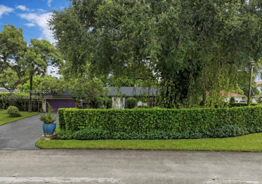 4-bedroom Single-Family Home — 8541 N Lake Dasha Dr