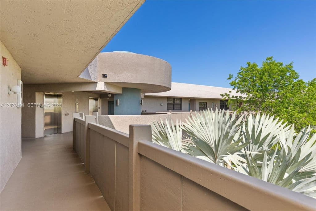 2+1 Condo — 901 Colony Point Cir APT 521