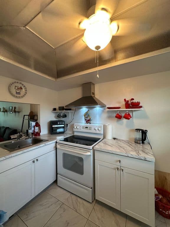 2-bedroom Condo — 115 Royal Pk Drive #2g