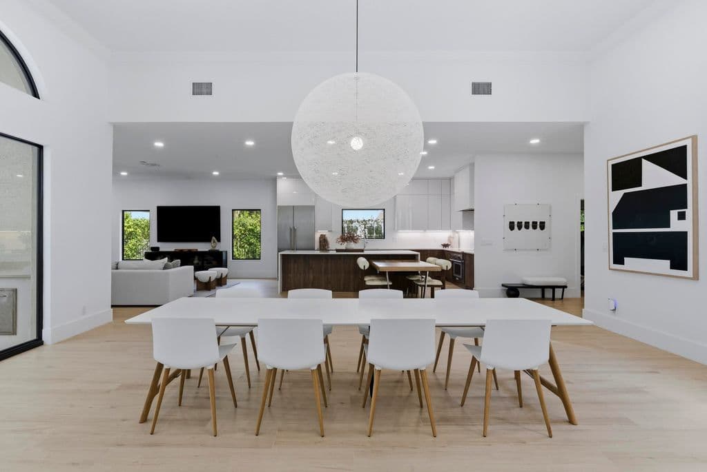 4-bedroom Single-Family Home — 2557 Seminole Circle
