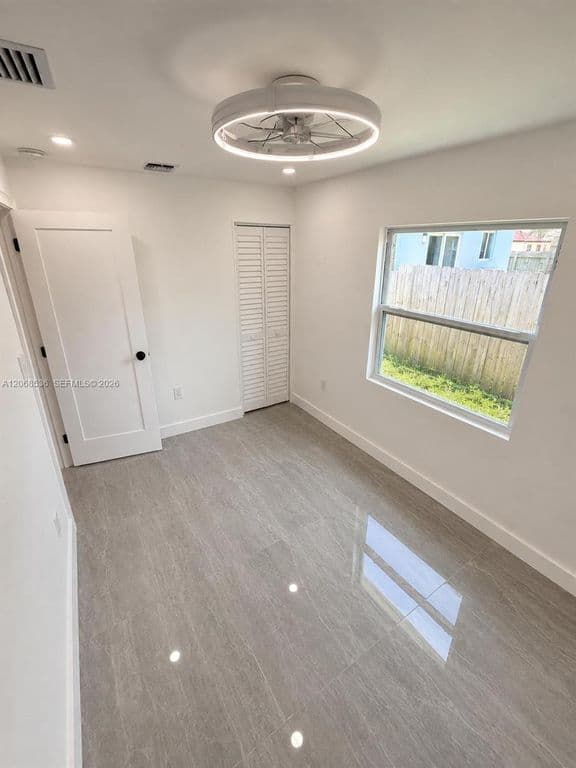 5+1 Müstakil ev — 607 NW 8th Ave