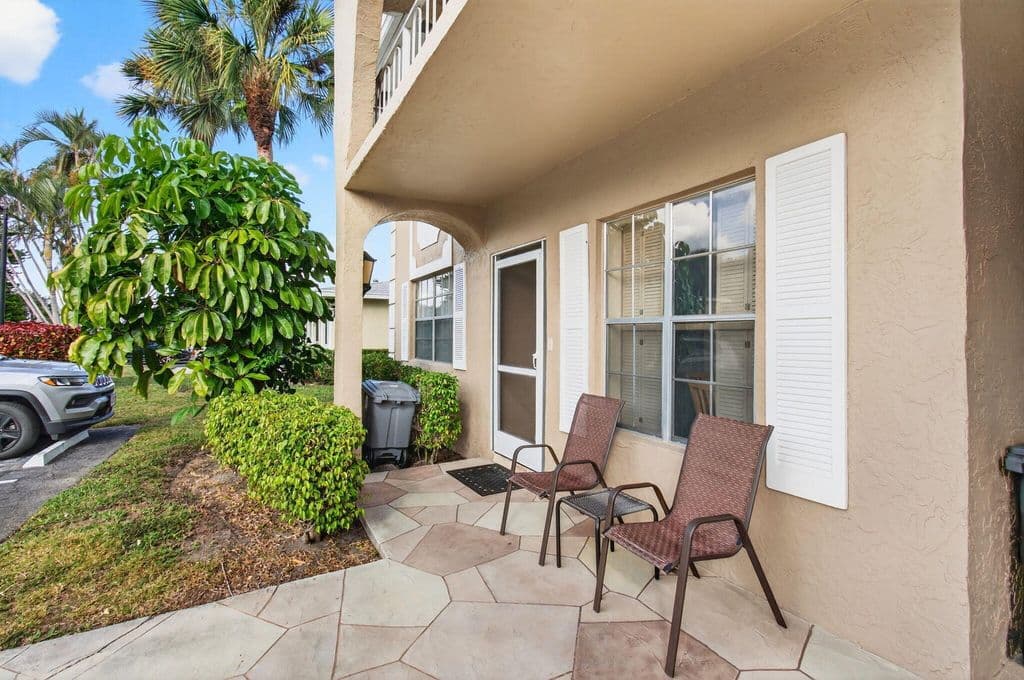 2-bedroom Condo — 13682 Via Flora #A