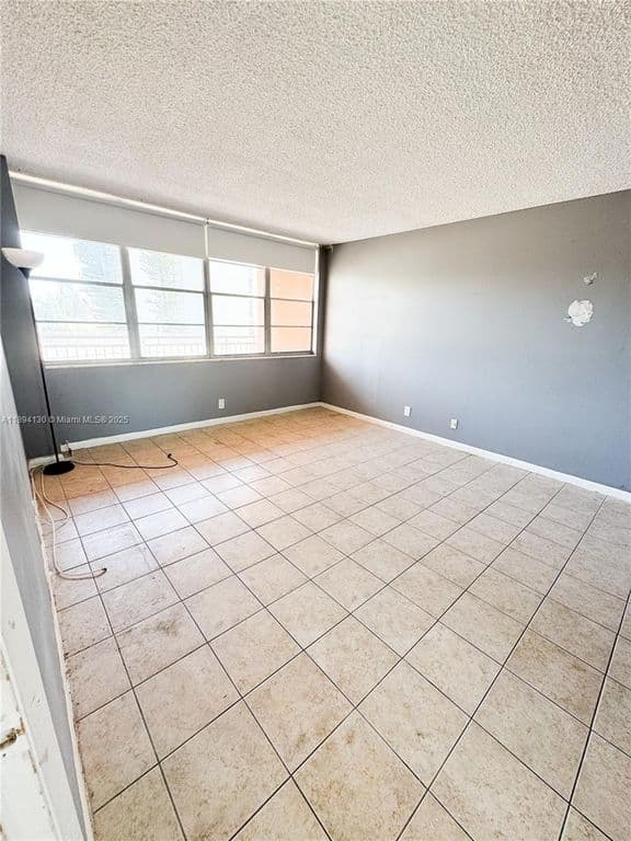 1-bedroom Condo — 2025 NE 164th St APT 206