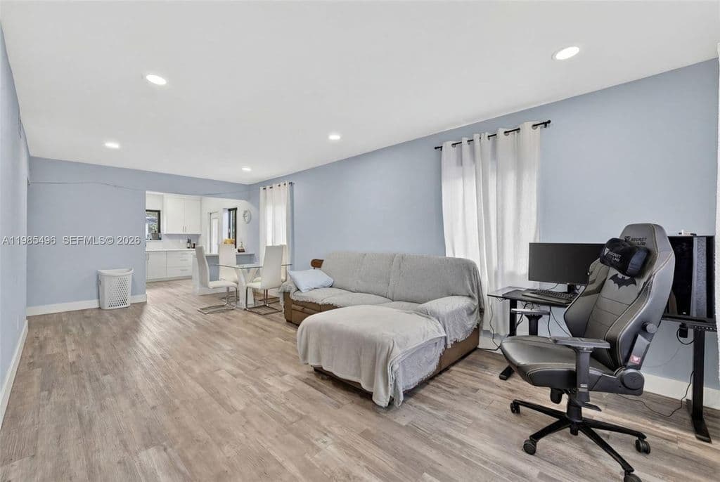 3+1 Müstakil ev — 440 E 37th St